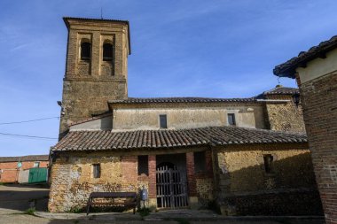Valenoso köyünde çan kulesi olan taş kilise, çam ormanlarına ve tarlalara karşı kurulmuş.