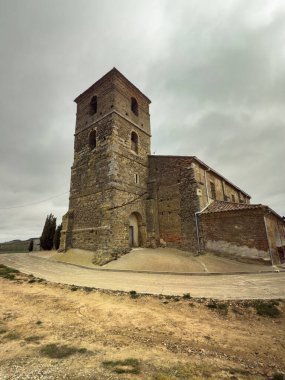 Villaproviano köyünde kemerli verandalı taş ve tuğla kilise, bir yamaçta kurulmuş.
