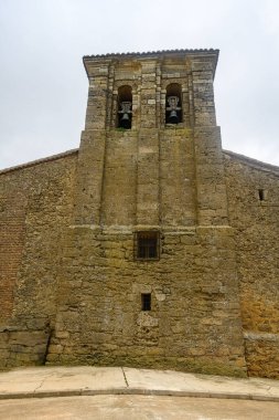 Gozon de Ucieza köyünde iki çan açığı olan eski taş kilise.