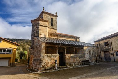 Pozancos, Palencia, İspanya 'da taş duvarları ve çan kulesi olan Romanesk El Salvador Kilisesi.