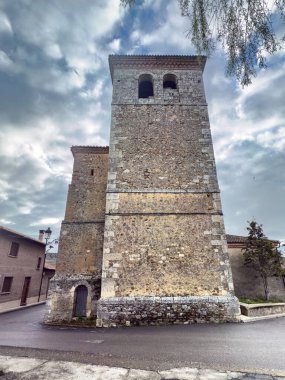 Bascones de Ojeda, Palencia 'da çan kulesi ve kemerleri olan taştan bir kilise.