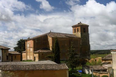 Köy kilisesi tuğla ve taş kuleyle çevrili.