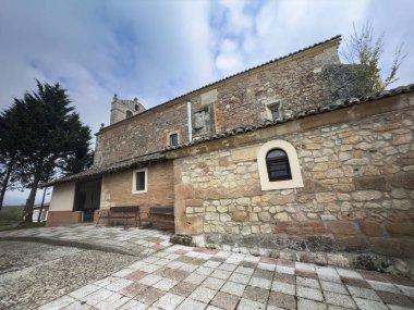 Dehesa de Romanos 'ta çan gable ve geleneksel cephesi olan taşra kilisesi