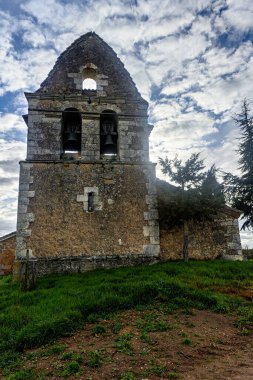 Berzosa de los Hidalgos 'ta kiremit kiremitli çatı ve çan gable taşlı kilise