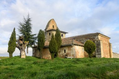 Berzosa de los Hidalgos 'ta kiremit kiremitli çatı ve çan gable taşlı kilise