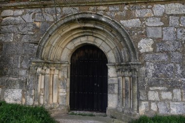 Cembrero, İspanya 'daki San Tirso Kilisesi' nin Romanca girişine yakın çekim