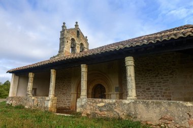 Taştan giriş kapısı ve Palencia 'da ikiz çan açılışı olan kırsal Romanesk kilisesi.