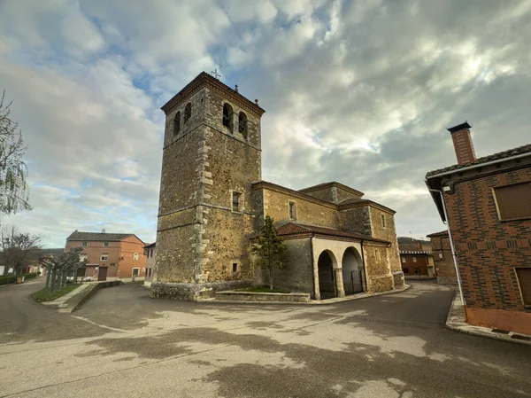 Bascones de Ojeda, Palencia 'da çan kulesi ve kemerleri olan taştan bir kilise.