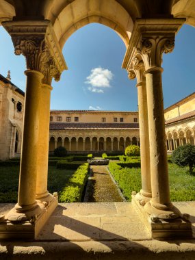 Palencia İspanya 'daki bir Roma manastır manastırında merkezi çeşmeli simetrik bir bahçe.