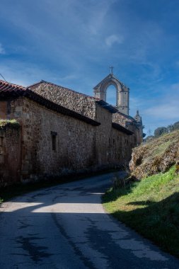 Palencia İspanya 'nın tepelerindeki bir ortaçağ manastırının dış taş duvarının yanındaki Rustik yol.
