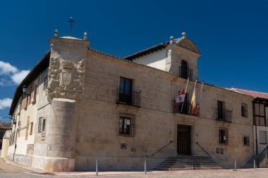 Güneşli bir günde, bayrakları ve yontulmuş detaylarıyla Osorno Belediye Başkanı 'nın Taş Şehir Salonu