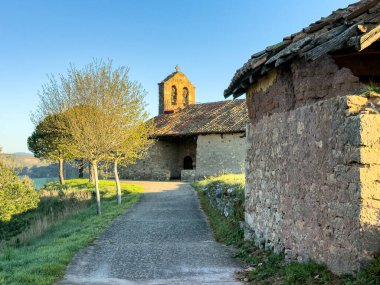 Robledillo de la Tarikat 'taki San Juan Bautista' nın taştan kilisesi.