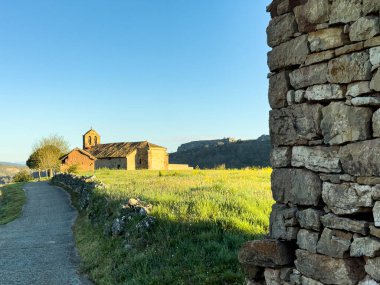 Robledillo de la Tarikat 'taki San Juan Bautista' nın taştan kilisesi.