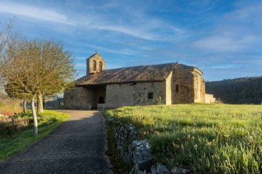 Robledillo de la Tarikat 'taki San Juan Bautista' nın taştan kilisesi.