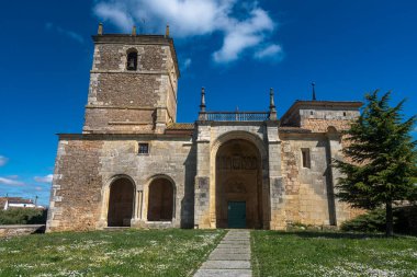 Zorita del Paramo 'daki San Lorenzo Kilisesi' nin taş cephesinde süslü bir kapı ve çan kulesi var.