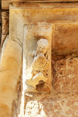 Zorita del Paramo 'daki San Lorenzo Kilisesi' nin ön cephesinde yıpranmış taş kadife.
