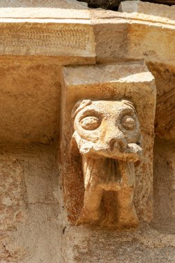 Zorita del Paramo 'daki San Lorenzo Kilisesi' nin ön cephesinde yıpranmış taş kadife.