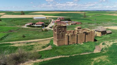 Yıkılmış kilisenin panoramik perspektifi ve kırsal çevresi, Palencia
