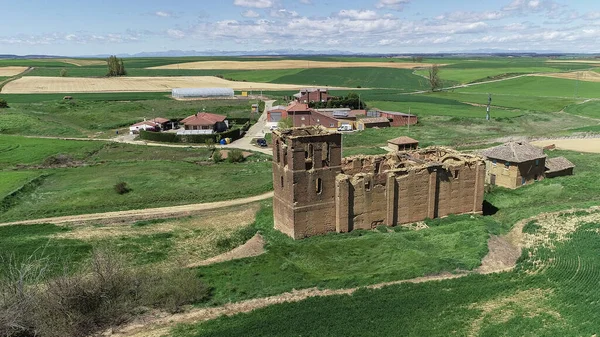 Yıkılmış kilisenin panoramik perspektifi ve kırsal çevresi, Palencia