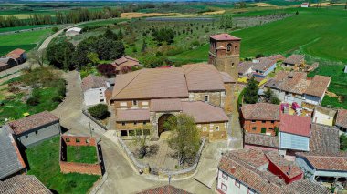 Santa Cecilia Kilisesi 'nin ve Palencia İspanya' daki yeşil tarlalarla çevrili köy binalarının hava perspektifi