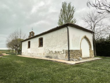 Osornillo, Palencia 'da kemerli taş kapılı küçük kırmızı tuğla şapel ve çan kulesi.