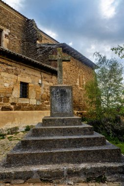 Las Cabanas de Castilla 'da tuğla çan kulesi ve taş cephesi olan eski köy kilisesi.