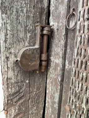 İspanya, Castilla y Leon 'da çan kulesi ve saati olan taşra kilisesi.