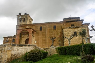 Tuğla ve taş duvarlı geleneksel kilise, Poblacion de Campos, Palencia 'daki çan kulesi ve verandası