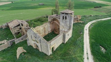 İspanya 'nın Tabanera kentindeki terk edilmiş Roma kilisesinin hava manzarası.