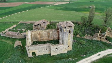 İspanya 'nın Tabanera kentindeki terk edilmiş Roma kilisesinin hava manzarası.