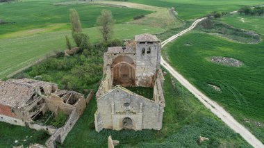 İspanya 'nın Tabanera kentindeki terk edilmiş Roma kilisesinin hava manzarası.