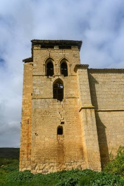 Burgos 'taki Romanesk bir kilisenin kalıntılarındaki tarihi taş çan kulesi.