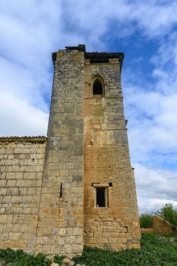 Burgos 'taki Romanesk bir kilisenin kalıntılarındaki tarihi taş çan kulesi.