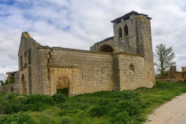 Burgos 'taki Romanesk bir kilisenin kalıntılarındaki tarihi taş çan kulesi.