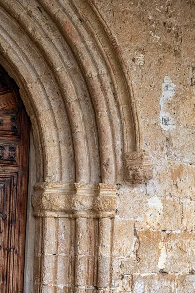 Itero de la Vega, Palencia 'da oyulmuş ahşap bir kilise kapısını çerçeveleyen sivri uçlu taş kemer.
