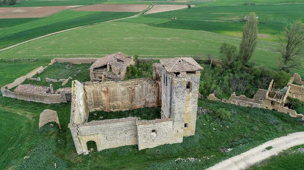 İspanya 'nın Tabanera kentindeki terk edilmiş Roma kilisesinin hava manzarası.