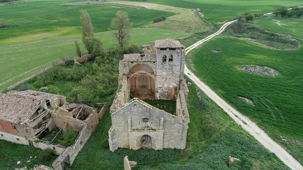 İspanya 'nın Tabanera kentindeki terk edilmiş Roma kilisesinin hava manzarası.