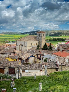 Taştan evler, kırsal kilise ve dramatik gökyüzünün altındaki açık arazilerle Astudillo 'nun manzarası yükseldi.