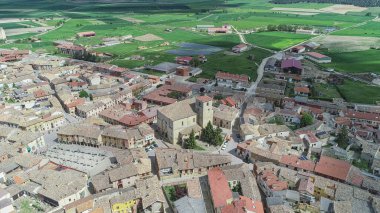Taştan evler, kırsal kilise ve dramatik gökyüzünün altındaki açık arazilerle Astudillo 'nun manzarası yükseldi.