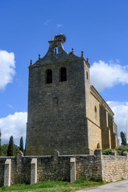 Buena Madre 'deki taş kilise Gotik tarzı pencereleri ve çan gablonunda leylek yuvası olan