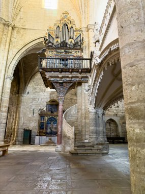 Org ve spiral merdivenli San Hipolito El Real 'in iç manzarası