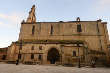 Amusco 'daki Gotik tarzı taş kilise. Geniş cepheli, çan geçitli ve kemerli kapı.