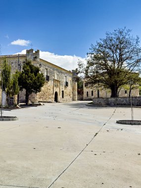 San Cebrian de Buena Madre Palencia 'nın taş sarayı ve kemerli girişi