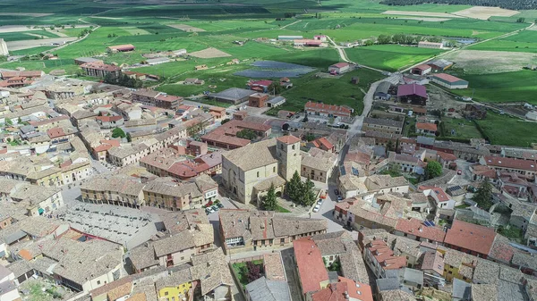 Taştan evler, kırsal kilise ve dramatik gökyüzünün altındaki açık arazilerle Astudillo 'nun manzarası yükseldi.