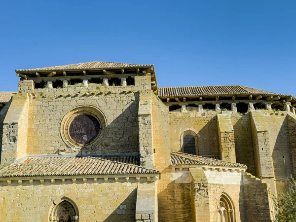 Tamara de Campos 'ta San Hipolito' daki Gotik Kilisesi 'nin taş kulesi ve yeşil önplanı