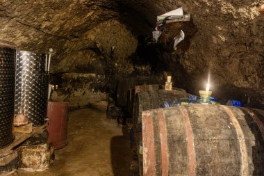 Cordovilla la Real, Palencia, İspanya 'da fıçılar, tanklar ve aletlerle dolu Rustik şarap mahzeni