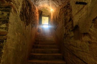 Taş duvarlı merdiven ve Palencia 'daki geleneksel şarap mahzeninden çıkan ahşap kapı.