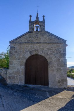 Castrillo de Don Juan 'da kemerli kapısı, çanı ve fayanslı çatısı olan küçük bir taşra inzivası.