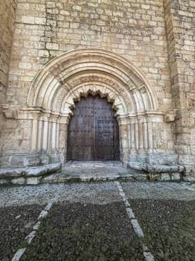 Villamuriel de Cerrato 'daki Santa Maria kilisesinde kemerli ve taş işçilikli ayrıntılı Roma girişi.