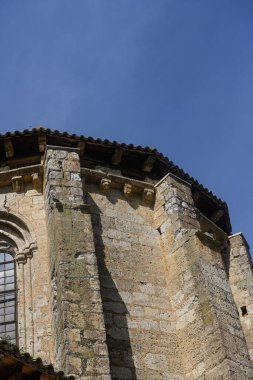 San Cornelio y San Cipriano kilisesinin tepesinde leylek yuvası olan apse ve çan gable 'ı.